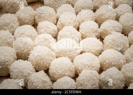 Weihnachts-Bäckerei Kokos-Bälle. Hausgemachte Kekse in Niederbayern Deutschland Stockfoto