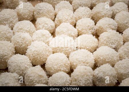 Weihnachts-Bäckerei Kokos-Bälle. Hausgemachte Kekse in Niederbayern Deutschland Stockfoto