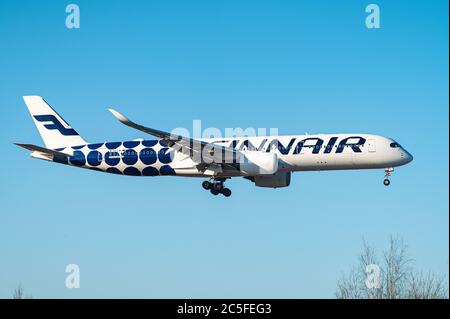 Vantaa / Finnland – 27. Februar 2020: Ein Flugzeug von Finnair, das am Helsinki-Vantaa Airport der EFHK landet. Stockfoto