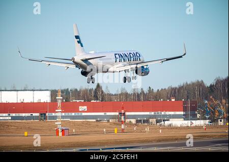 Vantaa / Finnland – 25. Februar 2020: Ein Flugzeug von Finnair, das am Helsinki-Vantaa Airport der EFHK landet. Stockfoto