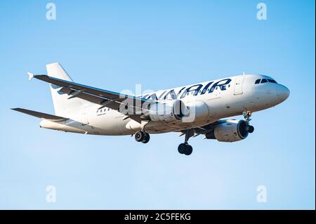 Vantaa / Finnland – 25. Februar 2020: Ein Flugzeug von Finnair, das am Helsinki-Vantaa Airport der EFHK landet. Stockfoto