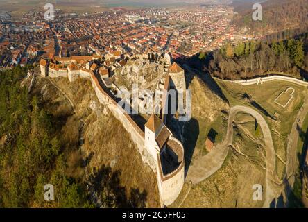 Luftdrohne Panoramablick auf die historische Festung in Risnov oder Rasnov. Rumänien Stockfoto