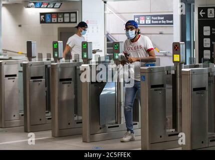 Toronto, Kanada. Juli 2020. Passagiere mit Gesichtsmasken kommen am 2. Juli 2020 an einer U-Bahnstation in Toronto, Kanada, an. Die Toronto Transit Commission (TTC) verlangte Fahrer, Gesichtsmasken oder Abdeckungen ab Donnerstag wegen der COVID-19 Pandemie zu tragen. Quelle: Zou Zheng/Xinhua/Alamy Live News Stockfoto