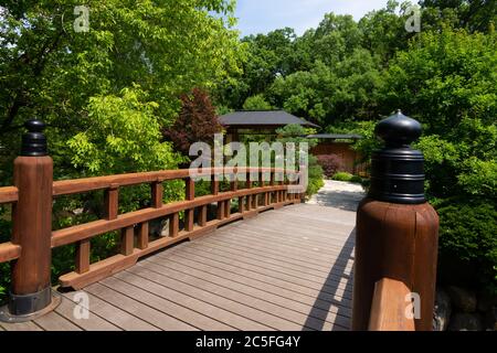 Holzbrücke über das Wasser in den japanischen Gärten in Rockford, Illinois. Stockfoto