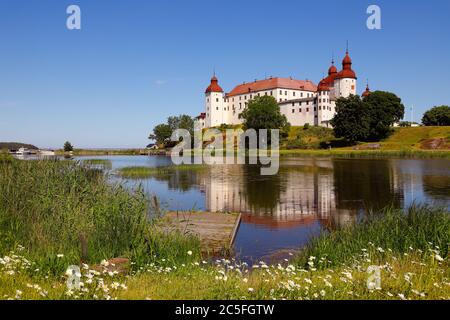 Sommer auf dem mittelalterlichen Schloss Lacko in der schwedischen Provinz Vastergotland. Stockfoto