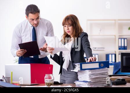 Zwei Mitarbeiter, die im Büro arbeiten Stockfoto