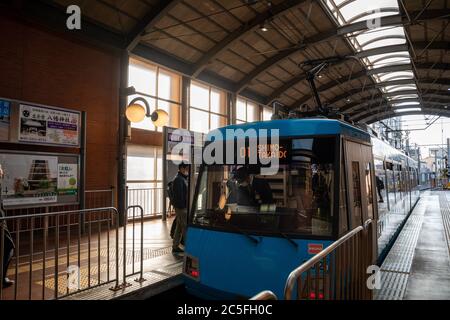 Ein Zug der Tōkyū Setagaya Linie hielt am Endbahnhof in Sangen-Jaya und einige Passagiere nahmen ihn. Stockfoto