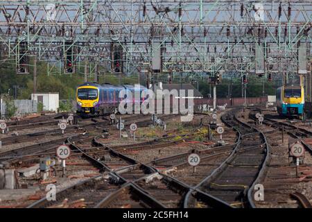Eine TransPennine Express Klasse 185 DMU kommt in Manchester Piccadilly an, mit einem Transport für Wales Klasse 175, der in Mayfield Loop wartet Stockfoto