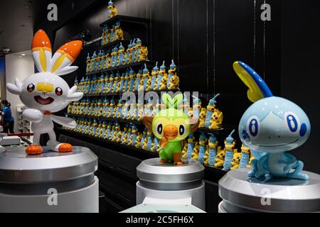 Dreidimensionale Pokémon-Charaktere und ausgestopfte Tiere im Hintergrund im Pokémon Center Skytree Town. Stockfoto