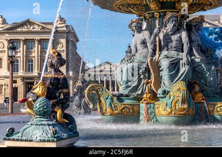 Paris, Frankreich - 23. Juni 2020: Flussbrunnen am Place de la Concorde mit der Madeleine-Kirche im Hintergrund in Paris Stockfoto