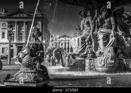 Paris, Frankreich - 23. Juni 2020: Flussbrunnen am Place de la Concorde mit der Madeleine-Kirche im Hintergrund in Paris Stockfoto