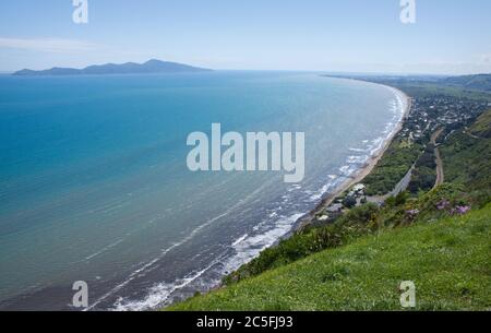 Ariel Blick auf Paekakariki vom Aussichtspunkt auf der Paekakariki Hill Road. Kapiti Coast, Neuseeland. Stockfoto