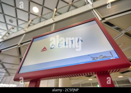 MÜNCHEN, DEUTSCHLAND - CA. JANUAR 2020: Delta-Schild am Check-in-Automaten am Terminal 1, Flughafen München. Stockfoto