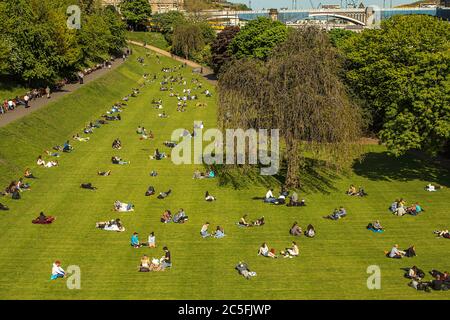 Gruppen von Menschen, die in den West Princess Street Gardens, Edinburgh, Schottland, Geselligkeit. Stockfoto