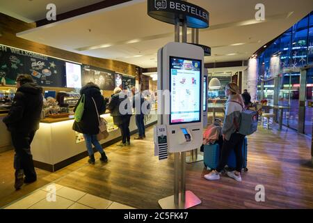 MÜNCHEN, DEUTSCHLAND - CIRCA JANUAR 2020: Selbstbestellungs-Kiosk im McDonald's Restaurant am Flughafen München. Stockfoto