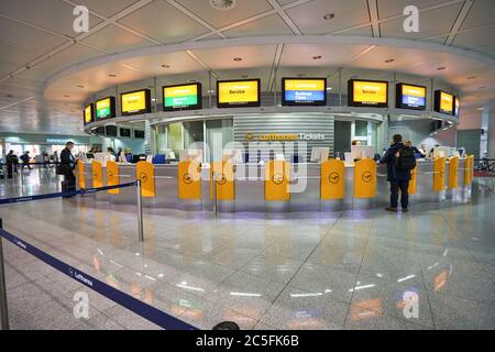 MÜNCHEN, DEUTSCHLAND - CA. JANUAR 2020: Innenaufnahme des Münchner Flughafens. Stockfoto