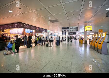 MÜNCHEN, DEUTSCHLAND - CA. JANUAR 2020: Innenaufnahme des Münchner Flughafens. Stockfoto