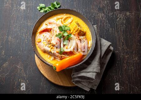 Peruanische Meeresfrüchtesuppe Chupe de Camarones in grau Schüssel, Ansicht von oben Stockfoto