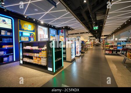 MÜNCHEN, DEUTSCHLAND - CIRCA JANUAR 2020: Duty Free am Flughafen München. Stockfoto