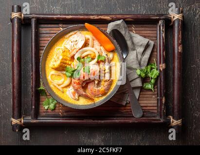 Peruanische Meeresfrüchtesuppe Chupe de Camarones in grau Schüssel, Ansicht von oben Stockfoto