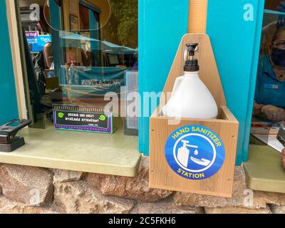 Orlando, FL/USA - 18. Juni 10: Eine Flasche Handdesinfektionsstation in SeaWorld Aquatica nach der Wiedereröffnung im Juni 2020 Stockfoto