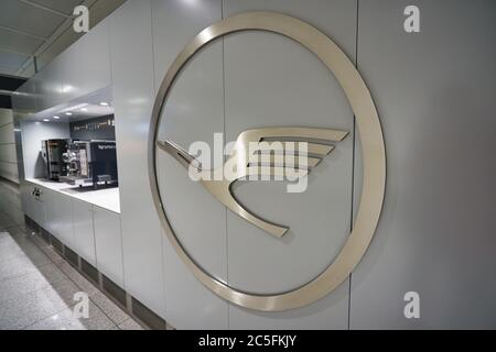 MÜNCHEN, DEUTSCHLAND - CIRCA JANUAR 2020: Lufthansa-Schild an einer Mauer im Flughafen München. Lufthansa ist die Flaggenträger und größte deutsche Airline. Stockfoto