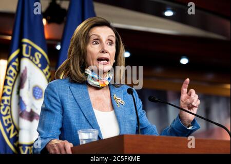 Washington, DC, USA. Juli 2020. 2. Juli 2020 - Washington, DC, Vereinigte Staaten: House Speaker NANCY PELOSI (D-CA) spricht auf ihrer wöchentlichen Pressekonferenz. Quelle: Michael Brochstein/ZUMA Wire/Alamy Live News Stockfoto