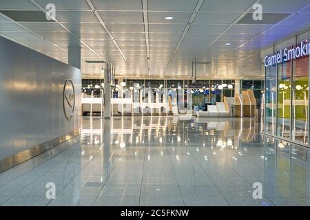 MÜNCHEN, DEUTSCHLAND - CA. JANUAR 2020: Innenaufnahme des Münchner Flughafens. Stockfoto