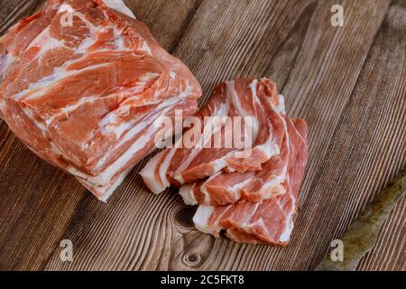 Rohe Steaks saftige Schweinefleischscheiben von frischem Fleisch in bereit, auf einem Holzbrett zu kochen Stockfoto