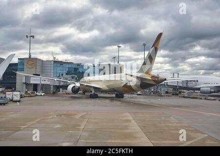 FRANKFURT AM MAIN, DEUTSCHLAND - CIRCA JANUAR 2020: Boeing 787-9 Dreamliner von Etihad Airways im Vorfeld des Flughafens Frankfurt am Main. Stockfoto