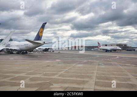 FRANKFURT AM MAIN, DEUTSCHLAND - CIRCA JANUAR 2020: Boeing 747-400 der Lufthansa, wie sie auf dem Vorfeld des Flughafens Frankfurt am Main zu sehen ist. Stockfoto