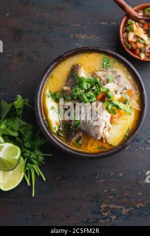 Fischsuppe in Tonschüssel. Draufsicht Stockfoto