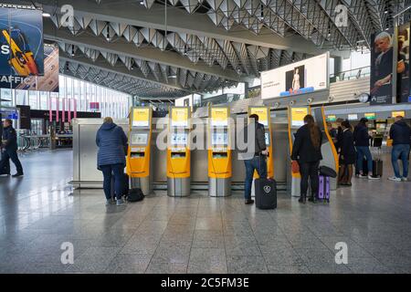FRANKFURT AM MAIN, DEUTSCHLAND - CA. JANUAR 2020: Self-Check-in-Bereich am Flughafen Frankfurt am Main, Terminal 1. Stockfoto
