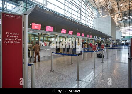 FRANKFURT AM MAIN, DEUTSCHLAND - CIRCA JANUAR 2020: Emirates Check-in-Bereich am Flughafen Frankfurt am Main, Terminal 2. Stockfoto