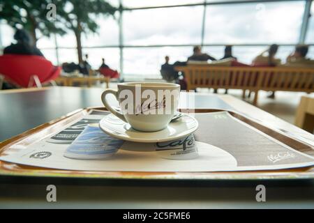 FRANKFURT AM MAIN, DEUTSCHLAND - CA. JANUAR 2020: tasse und Untertasse auf Tablett serviert, wie sie im McCafe am Flughafen Frankfurt am Main zu sehen sind. Stockfoto