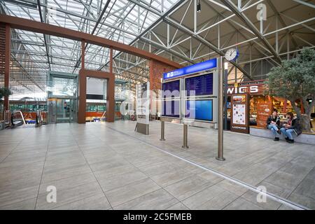 FRANKFURT AM MAIN, DEUTSCHLAND - CA. JANUAR 2020: Innenaufnahme des Flughafens Frankfurt am Main. Stockfoto