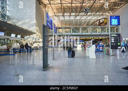 FRANKFURT AM MAIN, DEUTSCHLAND - CA. JANUAR 2020: Check-in-Bereich am Flughafen Frankfurt am Main, Terminal 2. Stockfoto