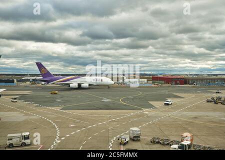 FRANKFURT AM MAIN, DEUTSCHLAND - CIRCA JANUAR 2020: Airbus A380 von Thai Airways besteuert am Flughafen Frankfurt am Main. Stockfoto