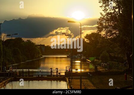 Sonnenuntergang am Limmer Schleuse von Continental Limmer. Stockfoto