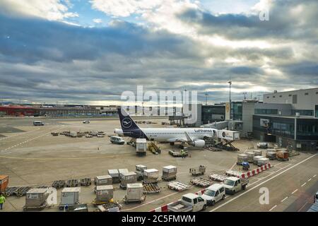 FRANKFURT AM MAIN, DEUTSCHLAND - CIRCA JANUAR 2020: Airbus A320-200 der Lufthansa im Vorfeld des Flughafens Frankfurt am Main. Stockfoto