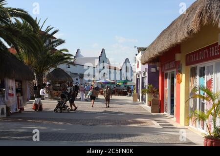 Kreuzfahrtschiff im Hafen von Call in Cozumel Mexiko zum Entspannen und Geschenke für Enkel. Stockfoto