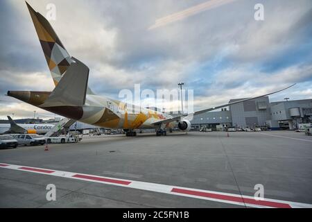 FRANKFURT AM MAIN, DEUTSCHLAND - CIRCA JANUAR 2020: Boeing 787-9 Dreamliner von Etihad Airways im Vorfeld des Flughafens Frankfurt am Main. Stockfoto