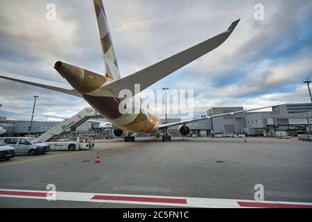 FRANKFURT AM MAIN, DEUTSCHLAND - CIRCA JANUAR 2020: Die Entleerung eines Boeing 787-9 Dreamliners von Etihad Airways aus Frankfurt am Main A Stockfoto