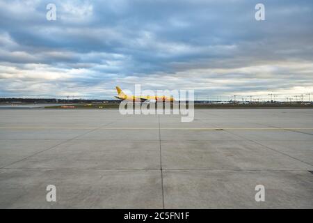 FRANKFURT AM MAIN, DEUTSCHLAND - CIRCA JANUAR 2020: Ein Flugzeug von DHL, das am Flughafen Frankfurt am Main besteuert. Stockfoto