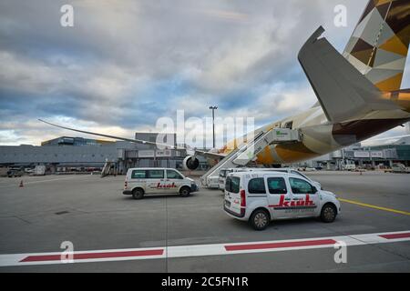 FRANKFURT AM MAIN, DEUTSCHLAND - CIRCA JANUAR 2020: Boeing 787-9 Dreamliner von Etihad Airways im Vorfeld des Flughafens Frankfurt am Main. Stockfoto