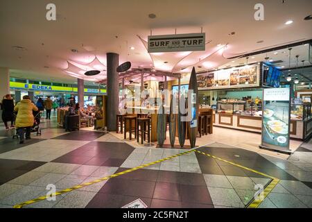 MÜNCHEN, DEUTSCHLAND - CIRCA JANUAR 2020: Surfen und Turf am Flughafen München. Stockfoto