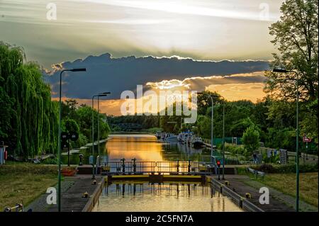 Sonnenuntergang am Limmer Schleuse von Continental Limmer. Stockfoto