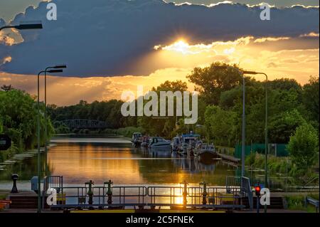 Sonnenuntergang am Limmer Schleuse von Continental Limmer. Stockfoto