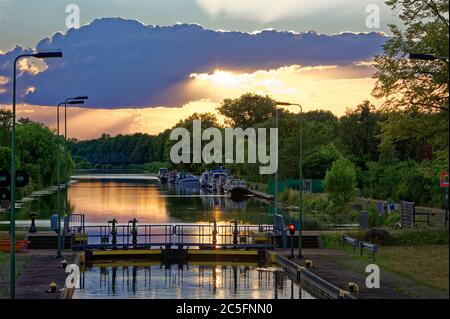 Sonnenuntergang am Limmer Schleuse von Continental Limmer. Stockfoto