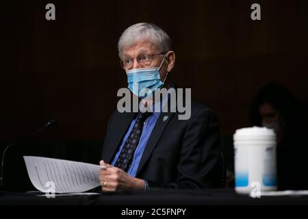 (200702) -- WASHINGTON, 2. Juli 2020 (Xinhua) -- Francis Collins, Direktor des National Institutes of Health (NIH) der USA, nimmt an einer Anhörung des Unterausschusses für Arbeit, Gesundheit und menschliche Dienste, Bildung, Und verwandte Agenturen über den Plan, am 2. Juli 2020 einen Coronavirus-Impfstoff auf dem Capitol Hill in Washington, DC, USA, zu erforschen, herzustellen und zu vertreiben. (Graeme Jennings/Pool via Xinhua) Stockfoto